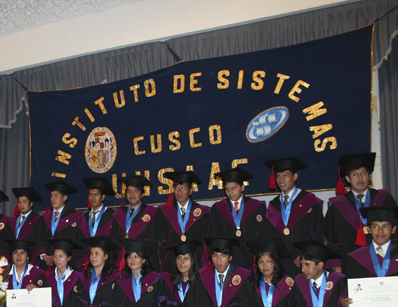 Estudiantes del Instituto de Sistemas Cusco